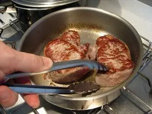 viande rouge grillée avec de l'huile