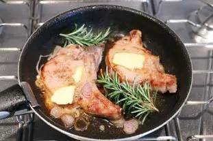 Côtelettes de porc au romarin