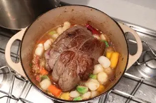 Belle pièce de viande confite et légumes fondants en cocotte lutée : Photo de l'étape 10