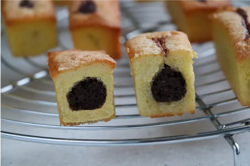 Petits biscuits fourrés chocolat et noisettes