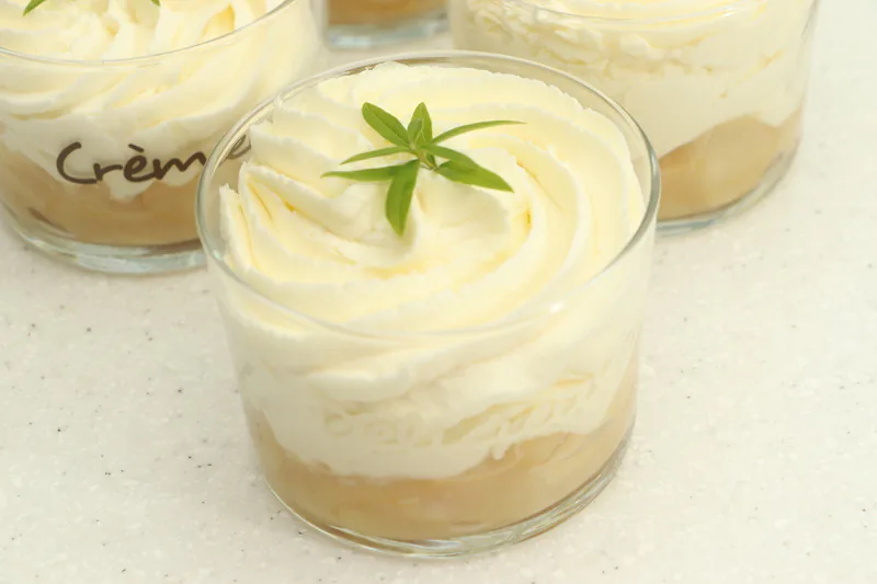 Poires rôties et mousse mascarpone à la verveine