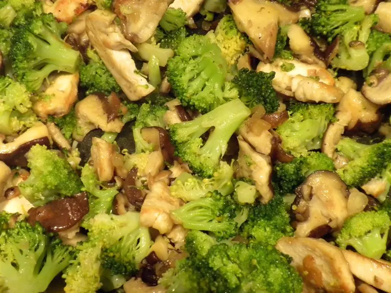 Émincé de poulet champignons-brocolis