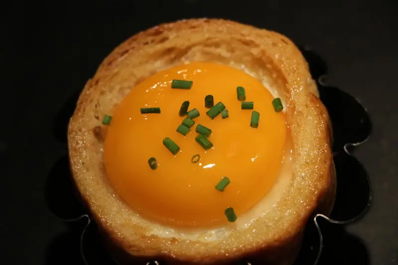 Oeufs en coque de brioche