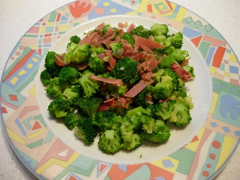 Brocolis sautés au jambon