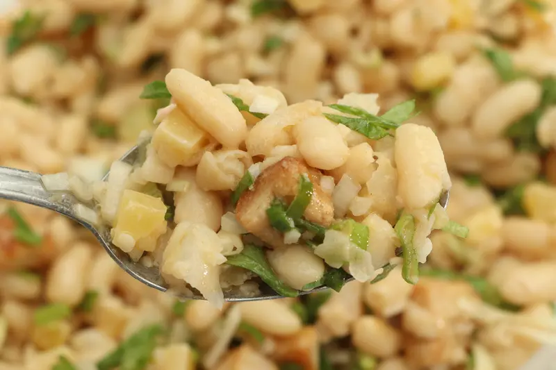 Salade de haricots blancs, thon et Cheddar