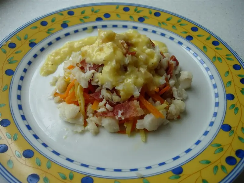 Pétales de poisson, julienne de légumes et beurre blanc