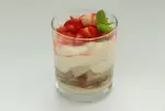 Verrine poires et fraises, crème tiramisu