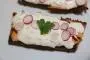 Toast de pain norvégien, filet de truite fumée et garniture aux herbes et échalote.