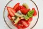 Fraises et kiwi en une salade rapide.