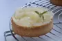 Pâte sablée coco, crème diplomate verveine et poires pochées au sirop léger.