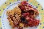 Crumble classique sur une association prunes et poudre de noisettes.