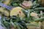 Haricots verts et pommes de terre tièdes, dés de fromage oignon et persil liés par une vinaigrette.