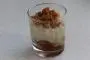 Verrine de pommes caramel au sirop, riz au lait et croustillant façon crumble.