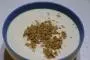 Potage céleri double sésame, avec purée de sésame et crumble au sésame sur le dessus.