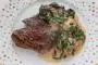 Filet de bœuf grillé au romarin, servi avec une garniture aux fanes de betteraves et duxelles de champignons.