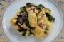 Polenta crémeuse et fanes de légumes tombées à la poêle.