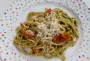 Spaghetti et tomates cerises aux herbes, liées au pesto et eau de cuisson.