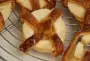 Cercle de pommes enrobés de sucre, et enroulés de pâte à croissants.