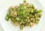 Petits pois nouveaux et riz, servis avec un pesto.