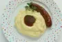 Saucisses grillées, purée de pommes de terre et jus de cuisson.