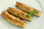 Courgettes pré-cuites et farcies avec un mélange de ricotta, parmesan, citron, basilic et chapelure avant un passage au grill.