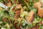 Salade de tomates, chiffonnade de salade verte et éventuellement croutons.
