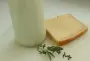 Lait infusé aux herbes et croutes de parmesan.