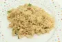 Riz cuit, sauté avec des dés de poulet et des œufs.