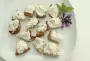 Fromages frais, radis, oignon nouveau et sardines à l'huile pour une tartinade d'été.
