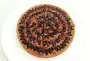 Tarte aux cerises légèrement cuites, dans une pâte sablée et sur une couche de crème d'amandes.