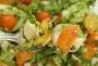 Salade de tomates cerises, salade verte et copeaux de parmesan.