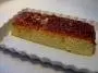 Une couche de caramel sur un gateau de riz à la vanille.