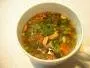 Gouteuse soupe aux légumes, poulet, champignons et cacahouètes.
