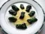 Petits morceaux de poissons roulés dans une feuille d'épinards.