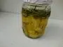 Cubes de feta conservés dans une huile d'olive parfumées aux herbes.