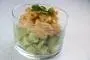 Dés d'avocats, citron vert, crevettes à la mayonnaise au curry.