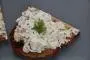 Toasts de fromage frais aux herbes, oignons et radis.
