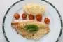 Filet de poisson grillé, tomates cerises sautées et polenta crémeuse au fromage.