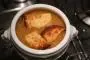 Soupe à l'oignon, cuite longuement, et servie avec des croutons au fromage gratinés.