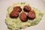 Purée de pommes de terre au chou et ciboulette, servie avec de la saucisse grillée.