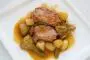 Rôti de porc cuit au sac, avec de la sauge, et servi avec des navets et artichauts braisés.