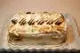 "Sandwich" de biscuits imbibés, glaces vanille et cassis, recouvert d'une meringue française dorée au four.