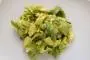 Salade verte, avocat et oignon nouveau liés par une sauce citron vert/huile d'olive relevée.