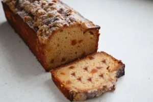 Le cake et les raisins secs