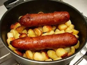 Faut-il piquer une saucisse avant cuisson ?