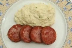 Saucisse de Morteau et purée de chou fleur fumée