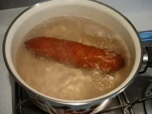 Le bouillon de saucisse